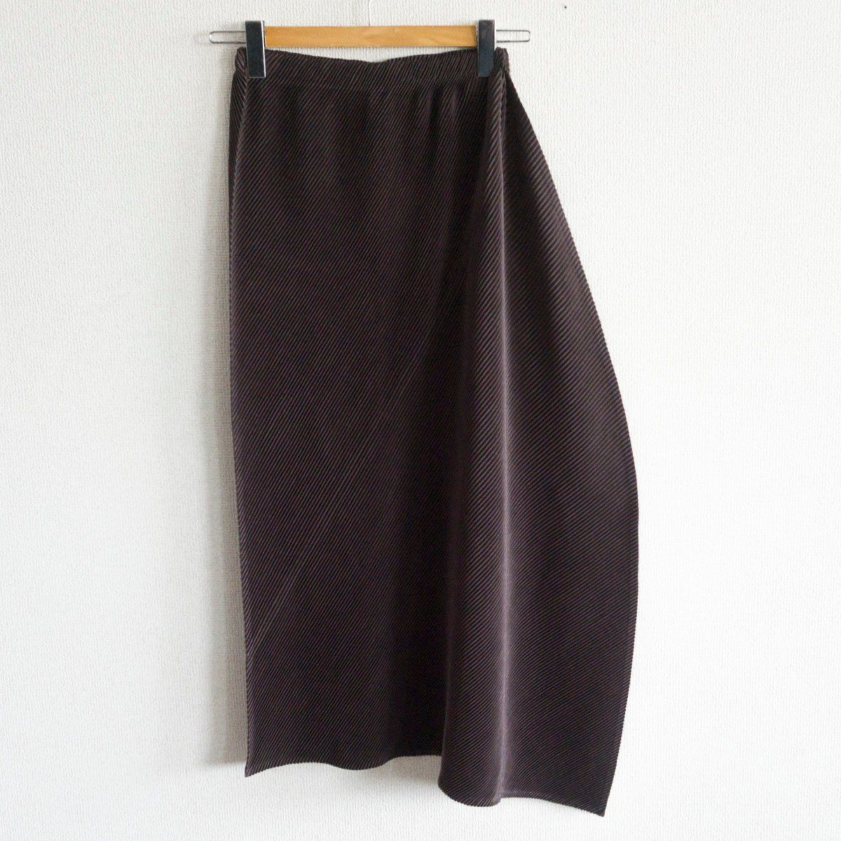 ISSEY MIYAKE 斜めプリーツ スカート イッセイミヤケ 2206200 