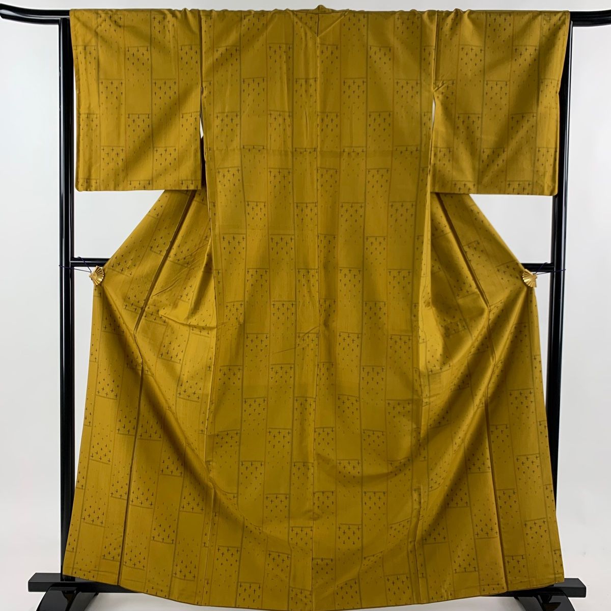 紬 身丈155.5cm 裄丈62.5cm S 袷 格子 幾何学模様 山吹茶色 正絹 名品  