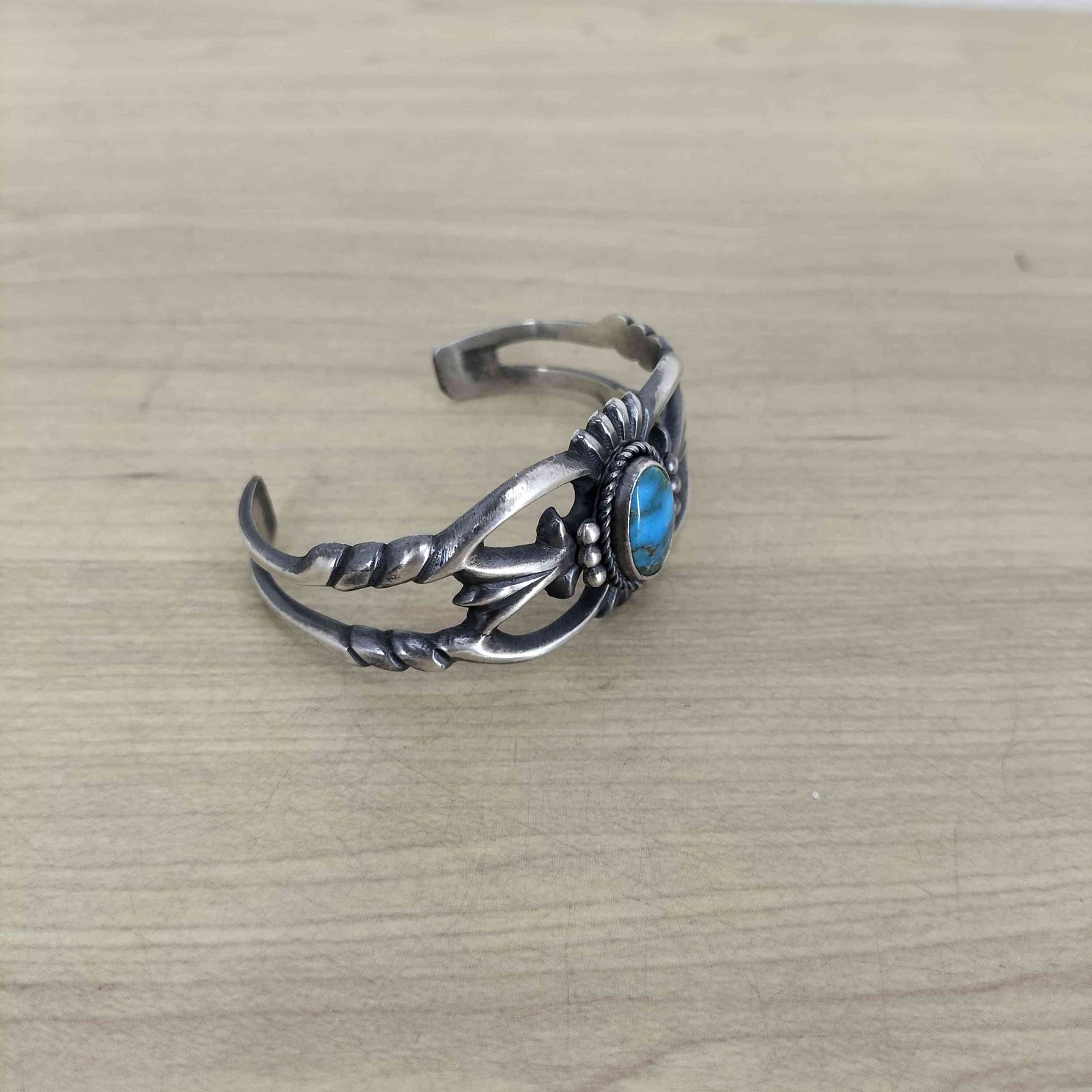 美品ナバホ族 Harrison Bitsue作 サンドキャスト バングル