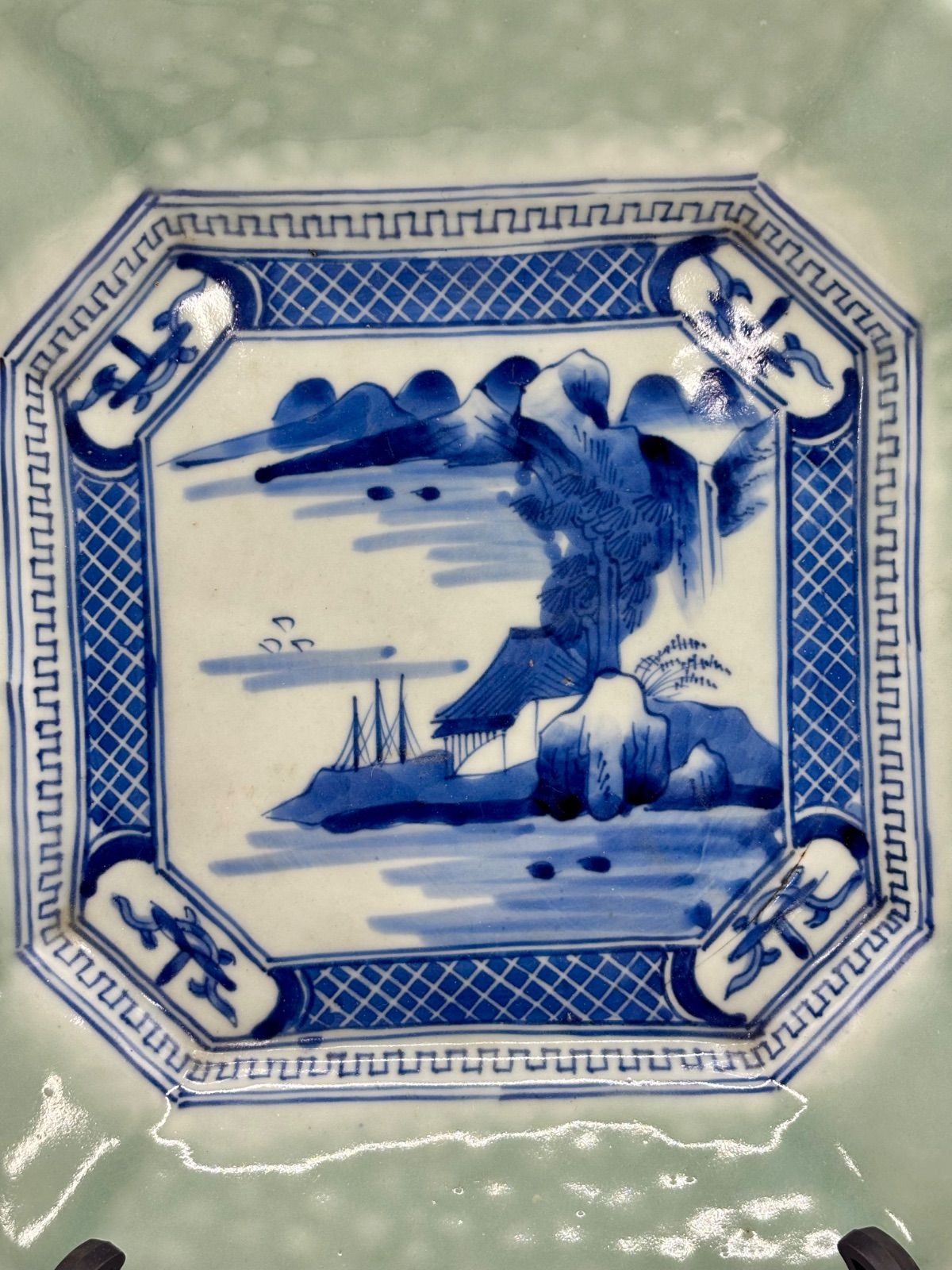 古伊万里 青磁 山水大皿 江戸時代 古伊万里】染青磁 山水見込角皿 江戸後期 口径26.5㎝ - メルカリ