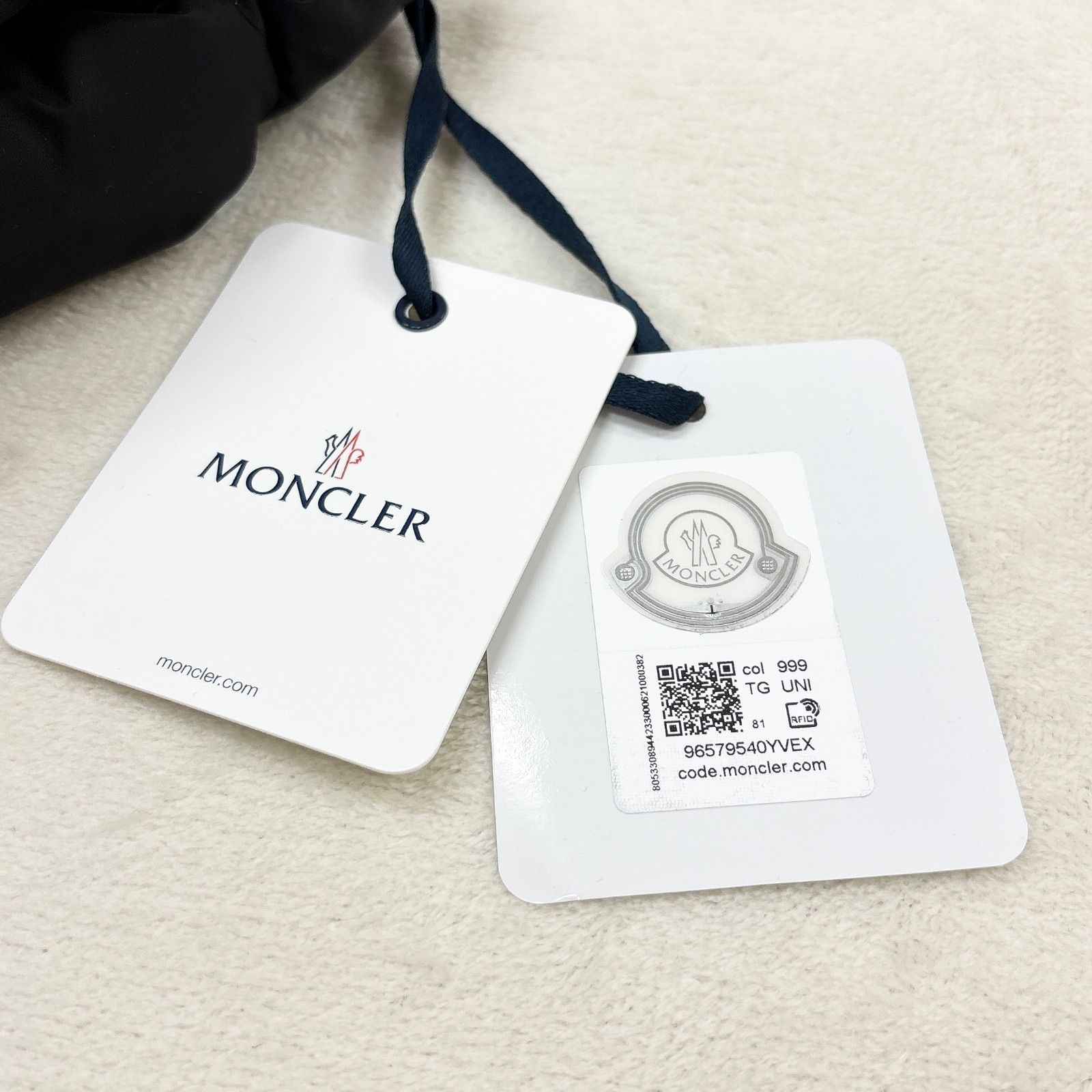 Moncler 白 モンクレール スマホ ポーチ サコッシュ バッグ ダウン生地 