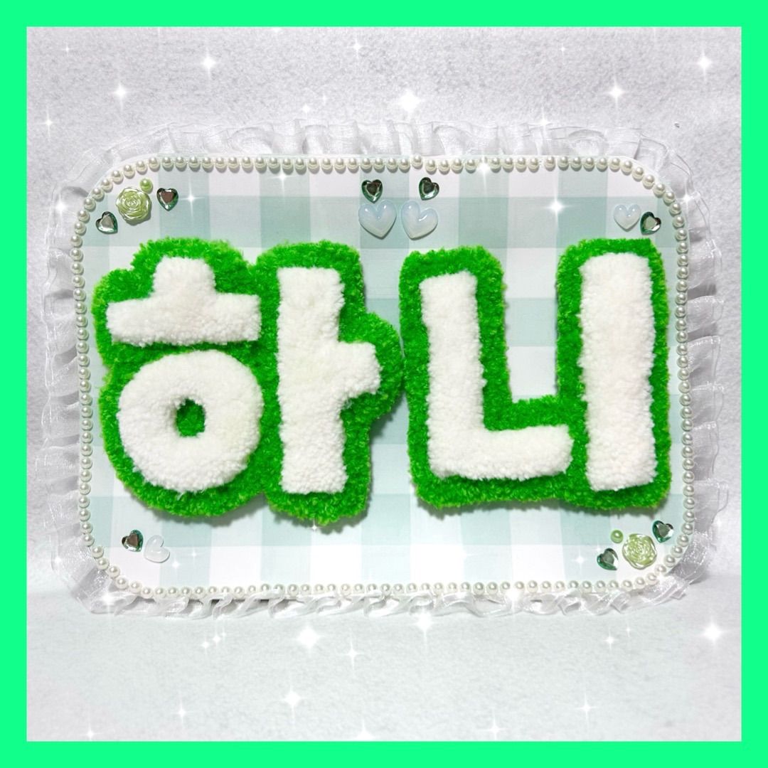 Newjeans うちわ B1 DX SQUAREのショップに展示されているNewJeansのサイン入り