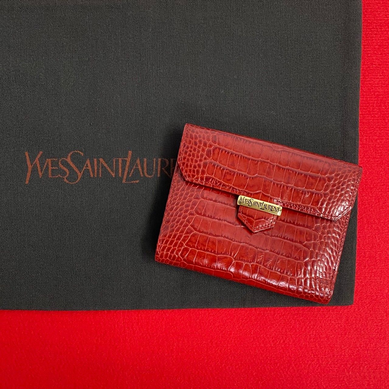 SAINT LAURENT サンローラン　二つ折り財布　赤 YSL レッド 二つ折り財布 サンローラン コンパクト レザー ロゴ付き