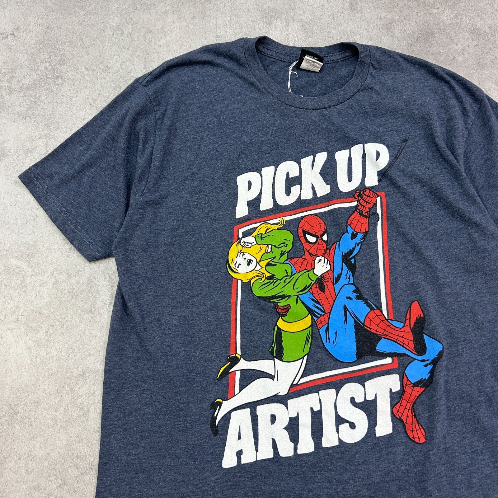 ピンチの女性を助けるスパイダーマン MARVEL マーベル アメコミ 