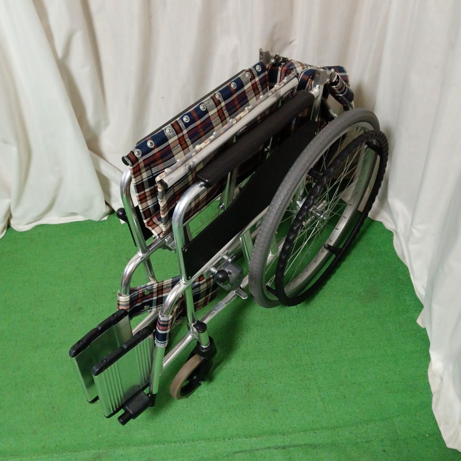 ノーパンクタイヤ 自走型車椅子 アルミ製 背折れ式 KA102SB-40