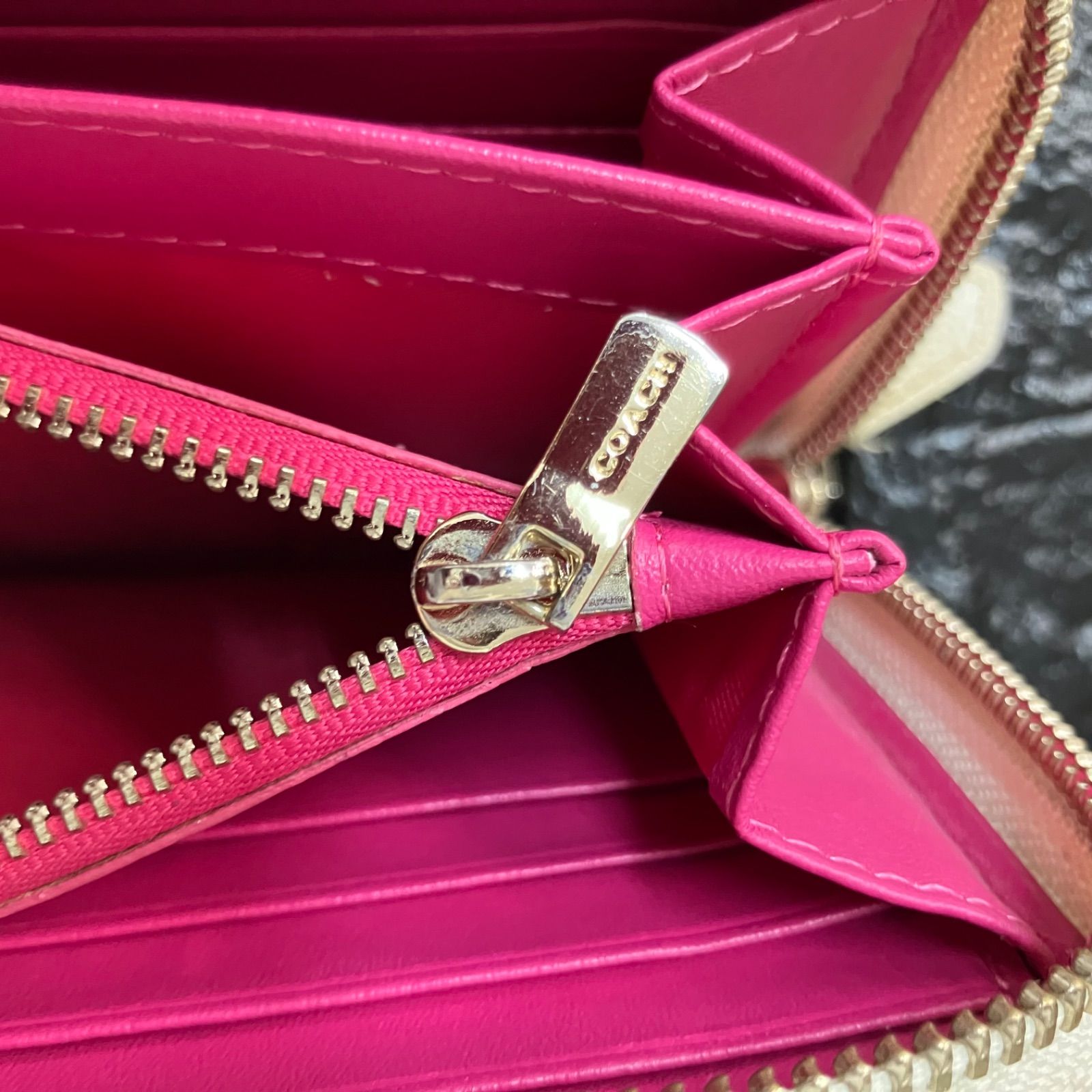 COACH　コーチ　長財布　ラウンドファスナー　レザー　花柄　ロゴ金具　札入れ　銭入れ　レディース　花柄　フラワー COACH コーチ 長財布 ラウンドファスナー レザー 花柄 ロゴ金具 札入れ