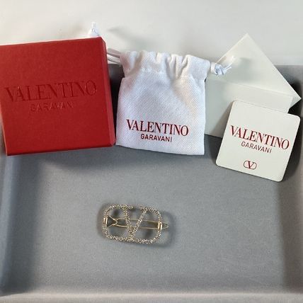 新品、未使用 Valentino Vロゴ シグネチャーヘアクリップ - メルカリ