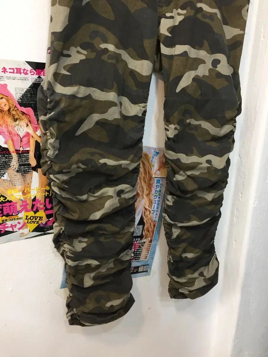 おしゃれアイテム チュソク割引 ヴィンテージ ギャル カモフラージュ シャーリング パンツ
