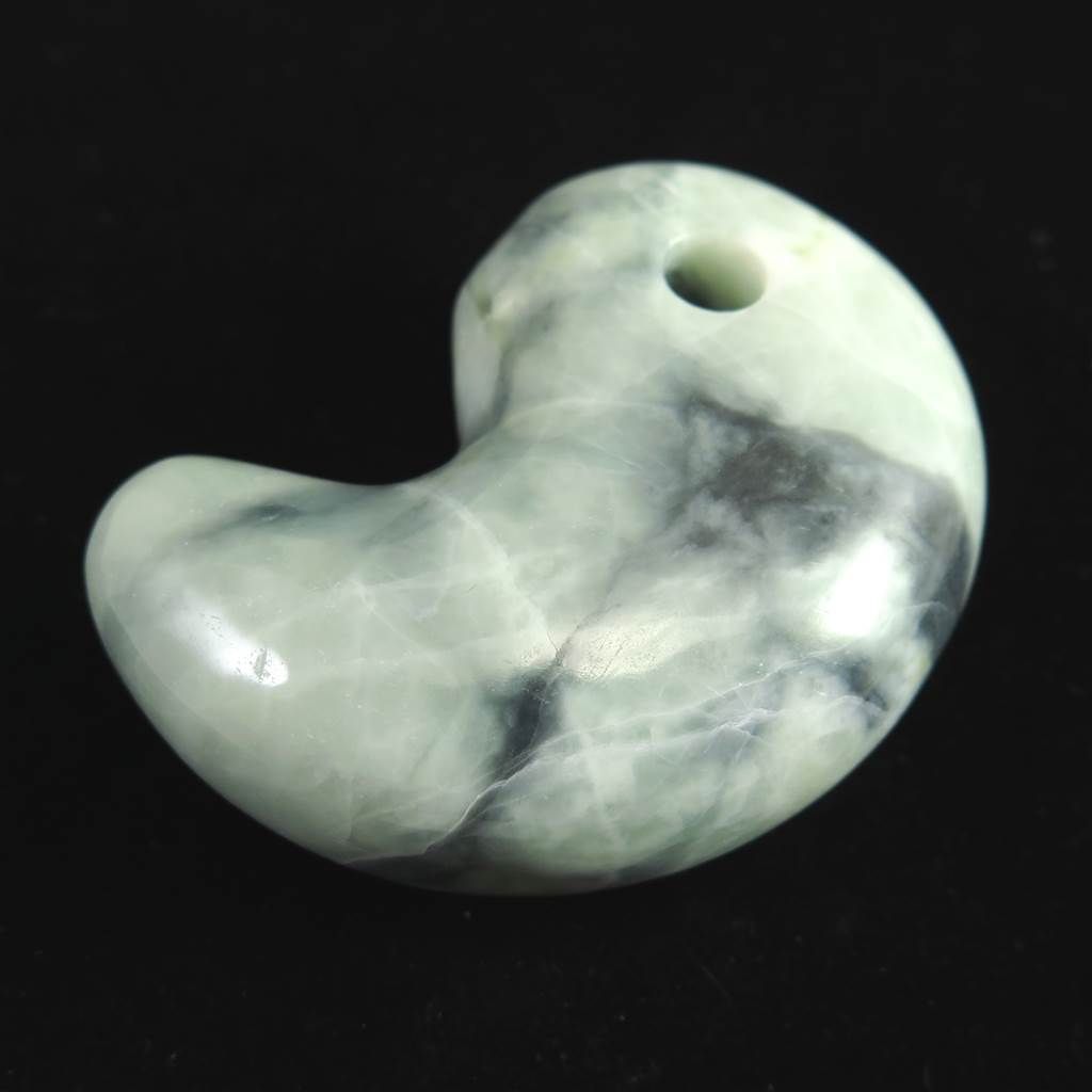 ヒスイ勾玉 楽天市場】糸魚川翡翠勾玉 M05932元粋 作27.8mm*17mm*9mm