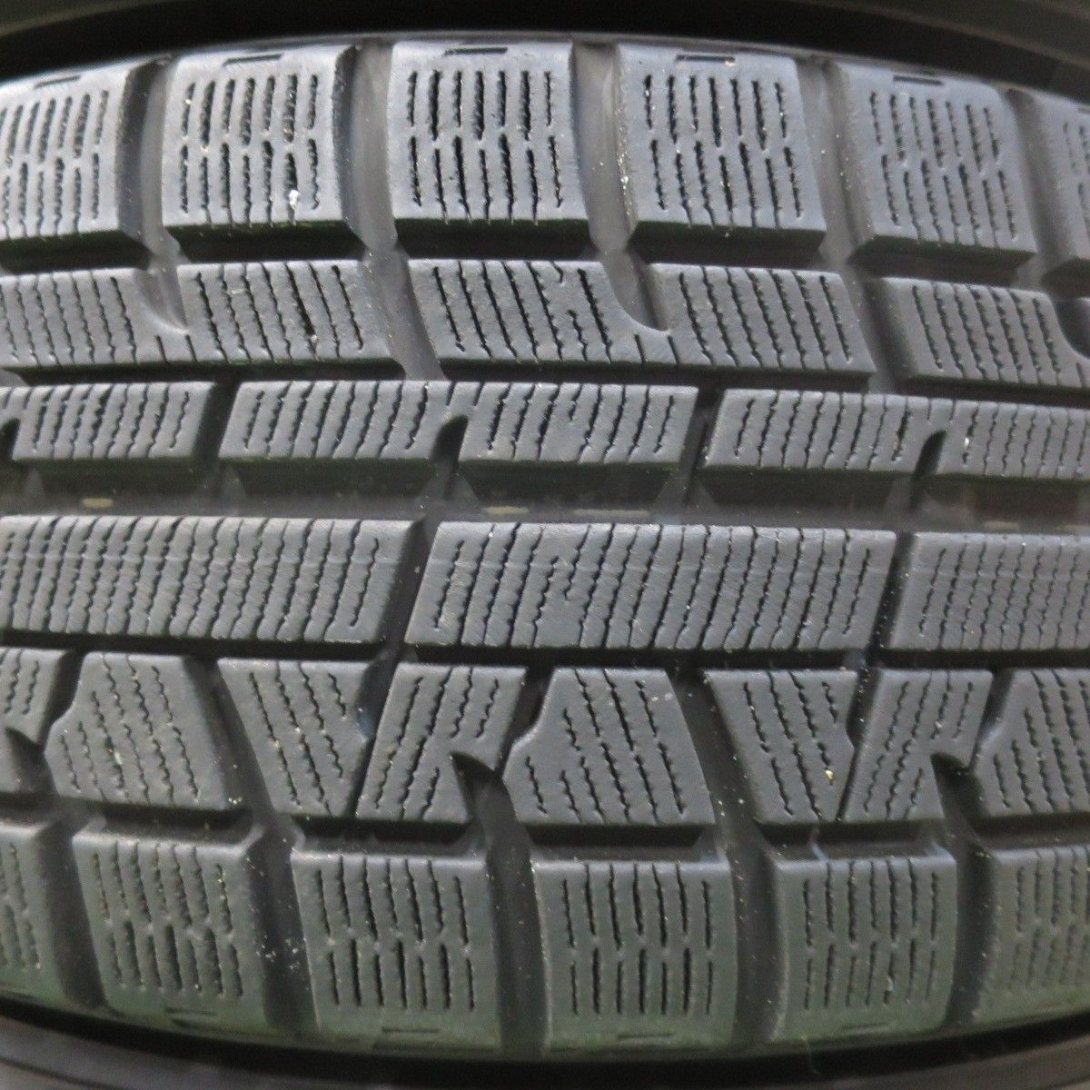 ともやま スタッドレスタイヤ 195/60/17 バリ溝 2023年製 YOKOHAMA 195