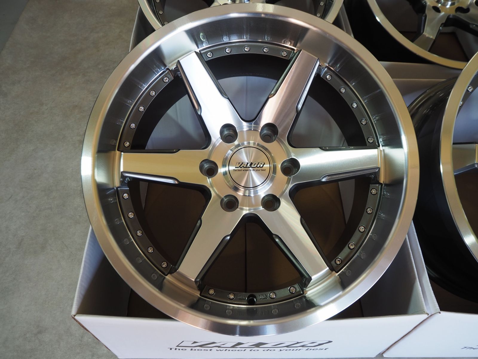 カスタムサイズ VALOR DCR 19inti 9.5J 6H139.7+8 ランクルプラド 