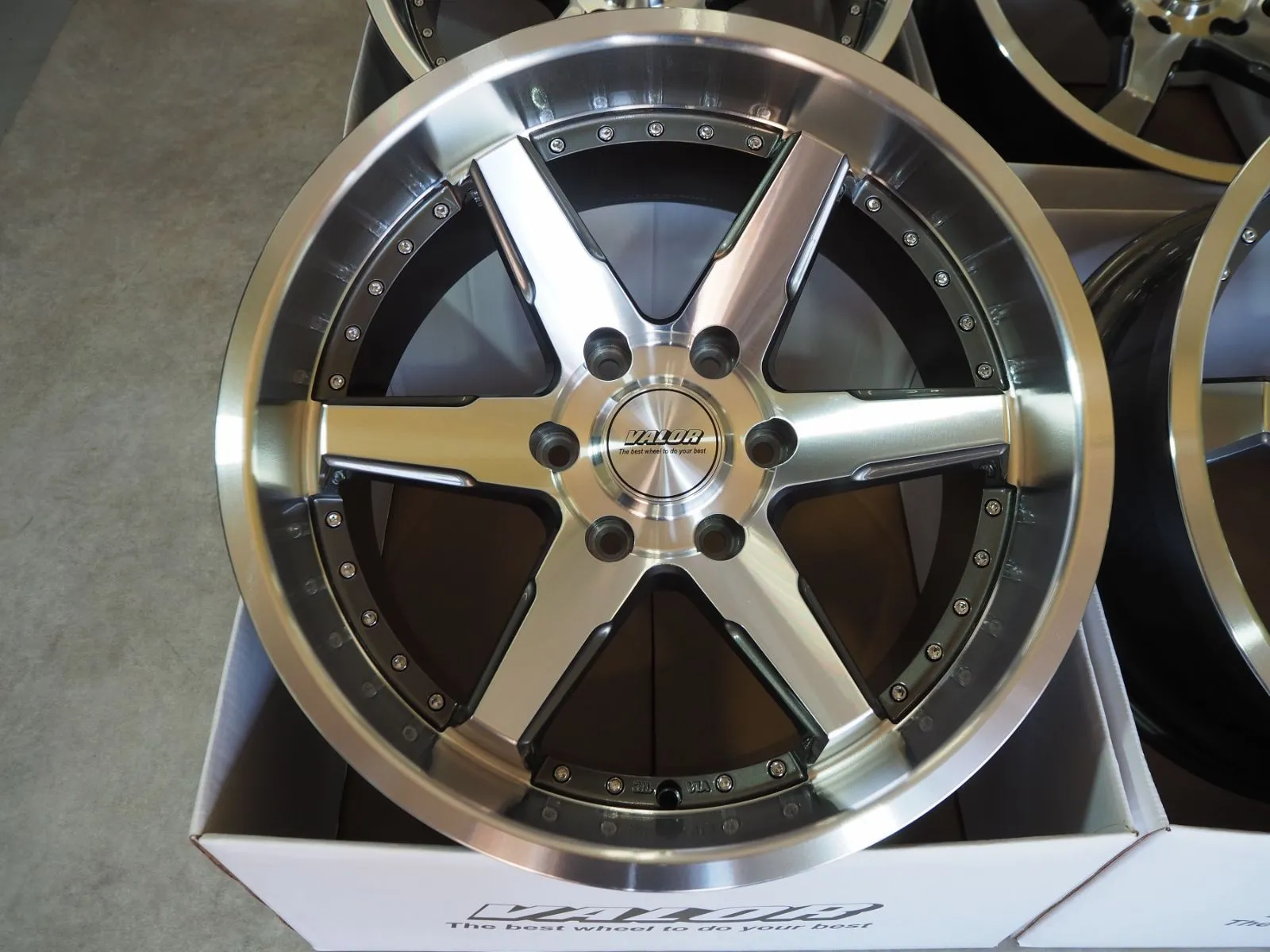 カスタムサイズ VALOR DCR 19inti 9.5J 6H139.7+8 ランクルプラド 
