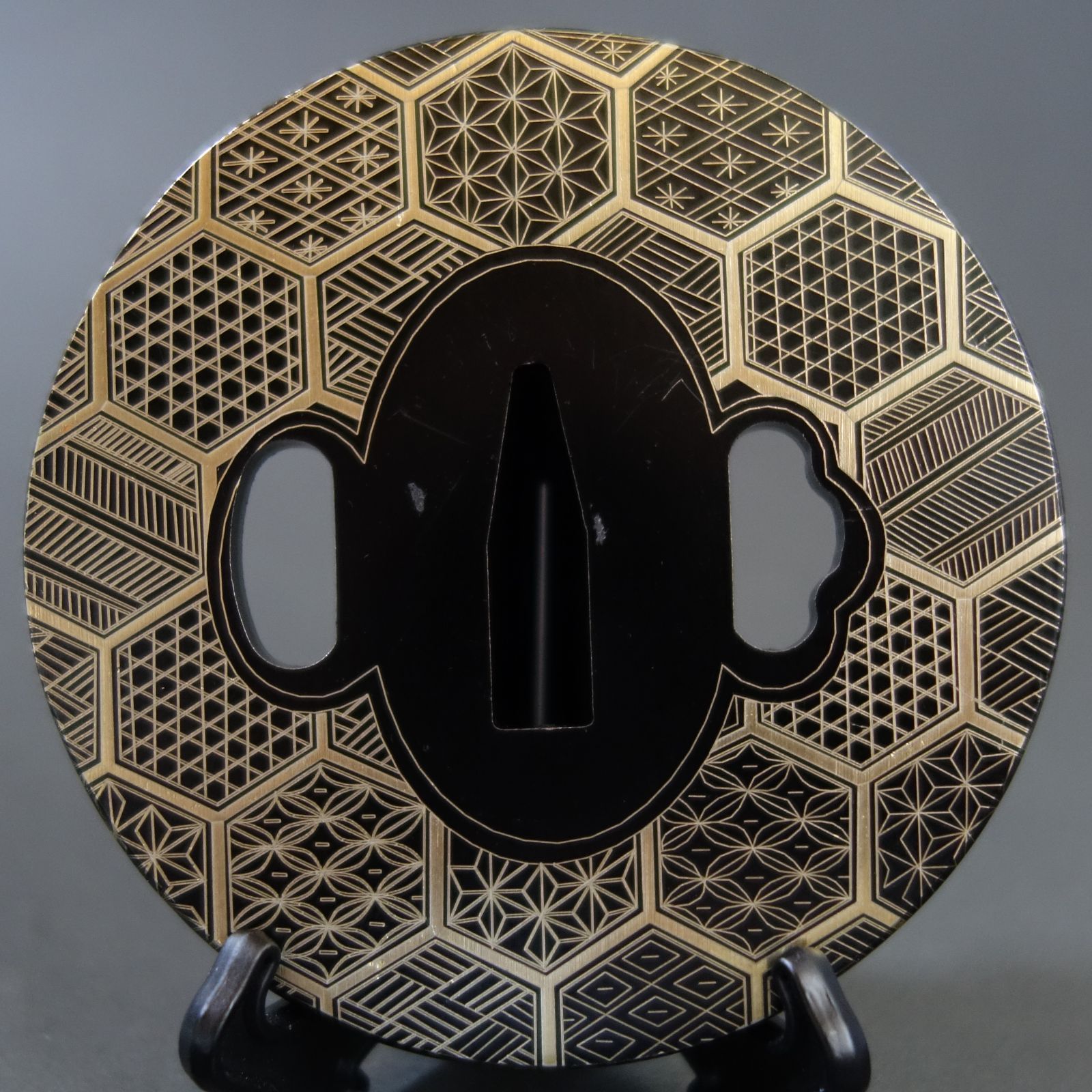 鉄地竪丸形松竹透鐔 無銘 地透し 丸耳 毛彫 遠見の松透し 肥後