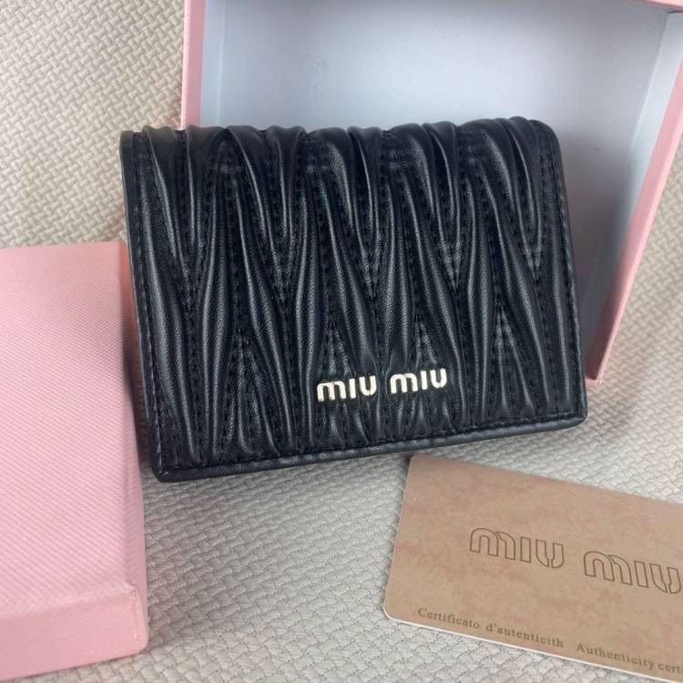 MIU MIU 折り財布 マテラッセ