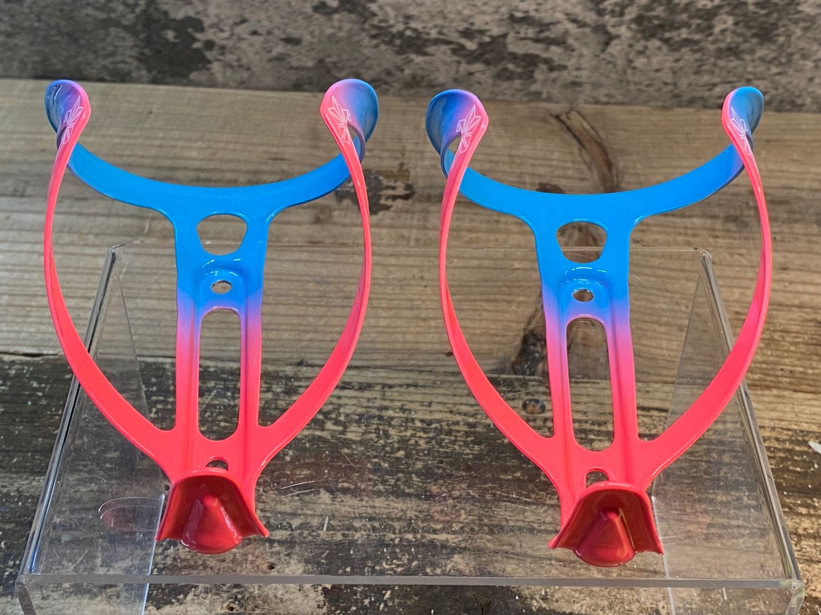 IY298 スパカズ SUPACAZ FLY CAGE ボトルケージ 2個セット Neon Pink