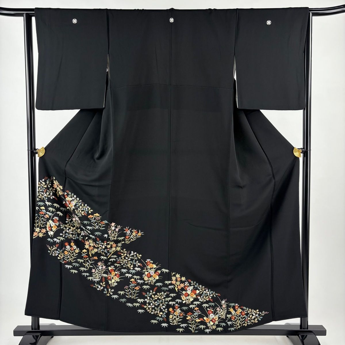 黒留袖 身丈157cm 裄丈63.5cm S 袷 秋草 笹 刺繍 金糸 黒 正絹 秀品