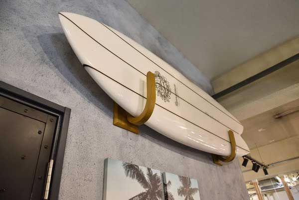 天然木のサーフィンボードラック