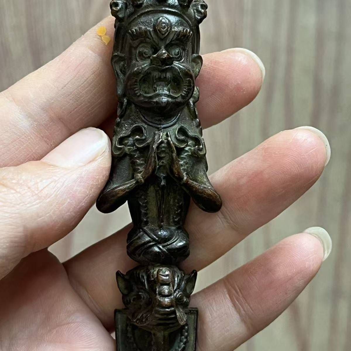 中国古美術・蔵伝工芸・旧チベット収寒鉄刻蔵伝降魔杵法器・文房置物・鎮宅辟邪・風水 中国古美術・蔵伝工芸・旧チベット収寒鉄刻蔵伝降魔杵