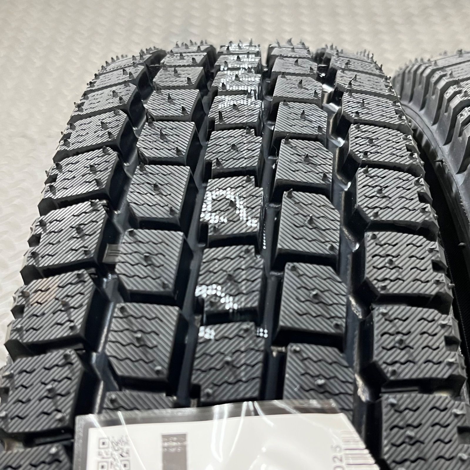 スタッドレスタイヤ 冬タイヤ