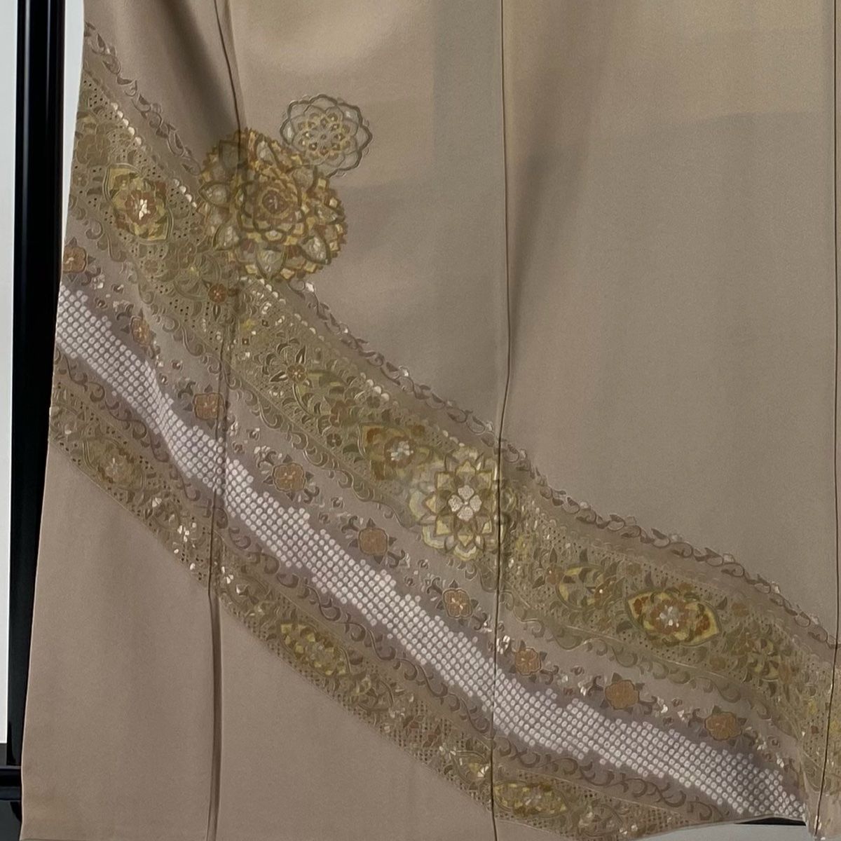 付下げ 身丈162.5cm 裄丈65cm M 袷 華文 花唐草 刺繍 金糸 ピンクベージュ 正絹 秀品