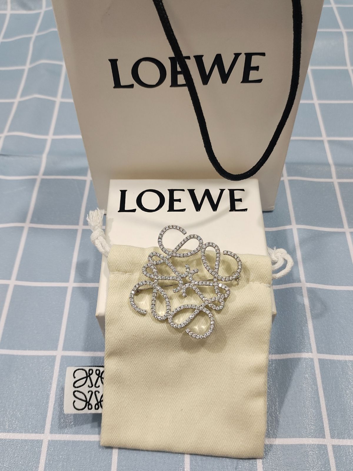 ☆人気☆LOEWE(ロエベ)　ブローチ　オシャレ　💕✨即購入OK！箱付き✨