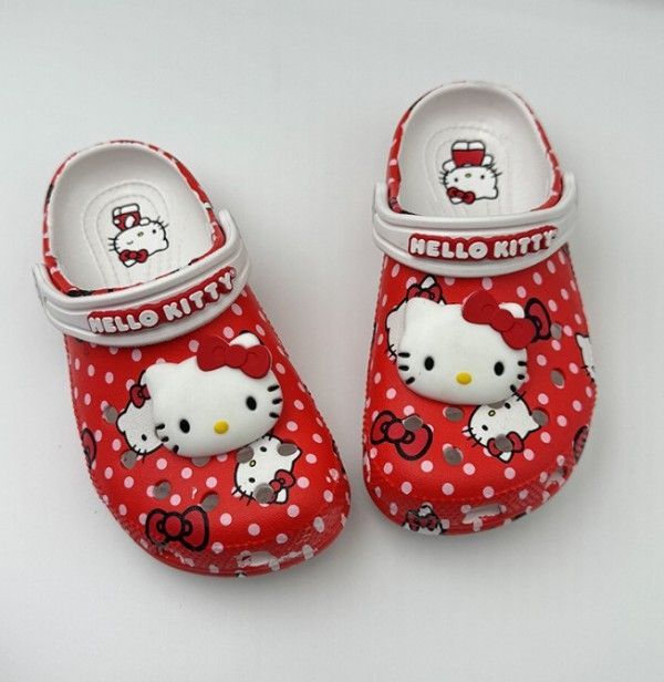 超セール！ 今季大人気 ！CROCS Kids Hello Kitty Red Classic Clog MUL キッズサンダル   キッズシューズ 子供靴(14.5cm〜)  