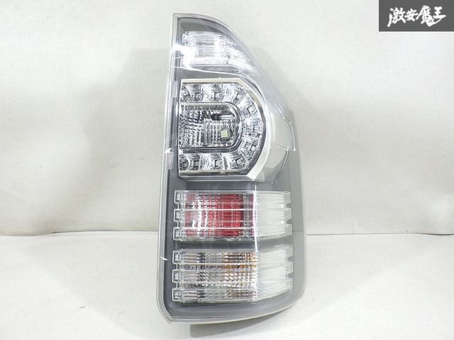 トヨタ 純正 ZRR70W ヴォクシー 後期 テールライト テールランプ