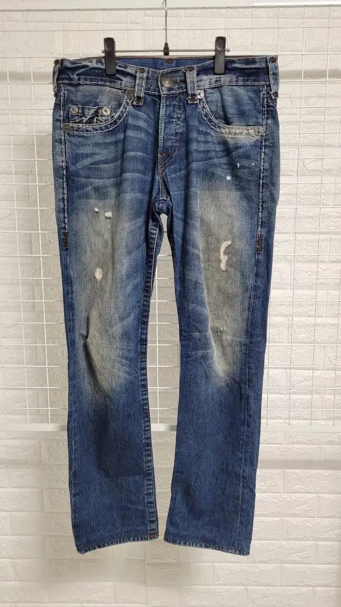 【雷市場（ポンジャン）商品韓国直送】 31 TRUE RELIGION(トゥルーレリジョン) USA ダークブルーウォッシュダメージディテール デニム デニムパンツ