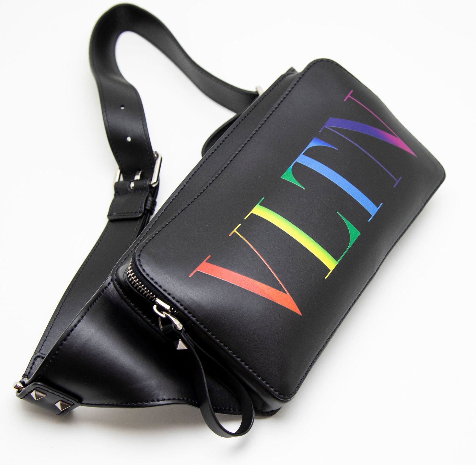 美品】VALENTINO GARAVANI VLTN ボディバッグ ブラック レザー ロゴ 
