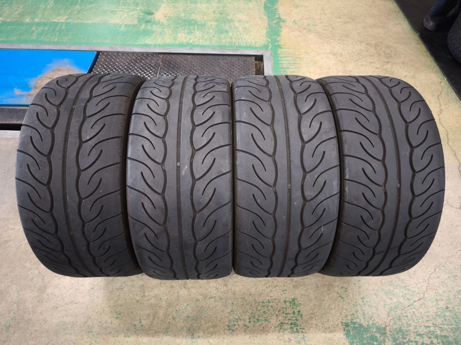 タイヤ ヨコハマ アドバン ネオバAD08R 245 40R18 4本