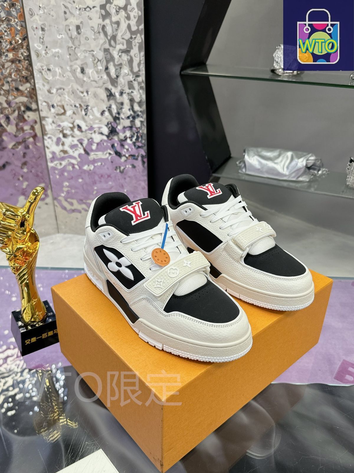 エレガントな足元◆送料込【LOUIS VUITTON】sneakers LV Trainer Louis Vuitton Louis Vuitton LV Trainer Sneakers in Black and