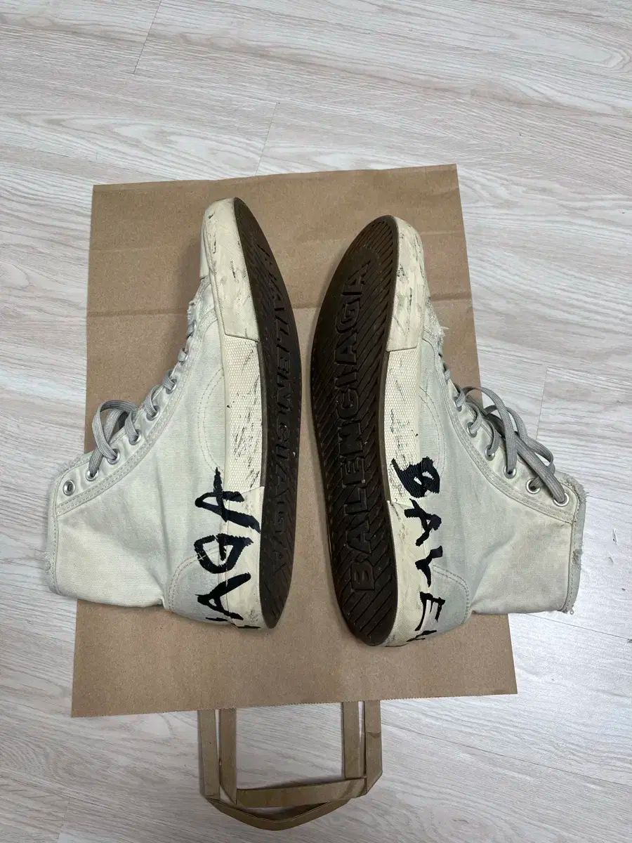 新品 BALENCIAGA Paris スニーカー 43 BALENCIAGA(バレンシアガ) パリスニーカー 43