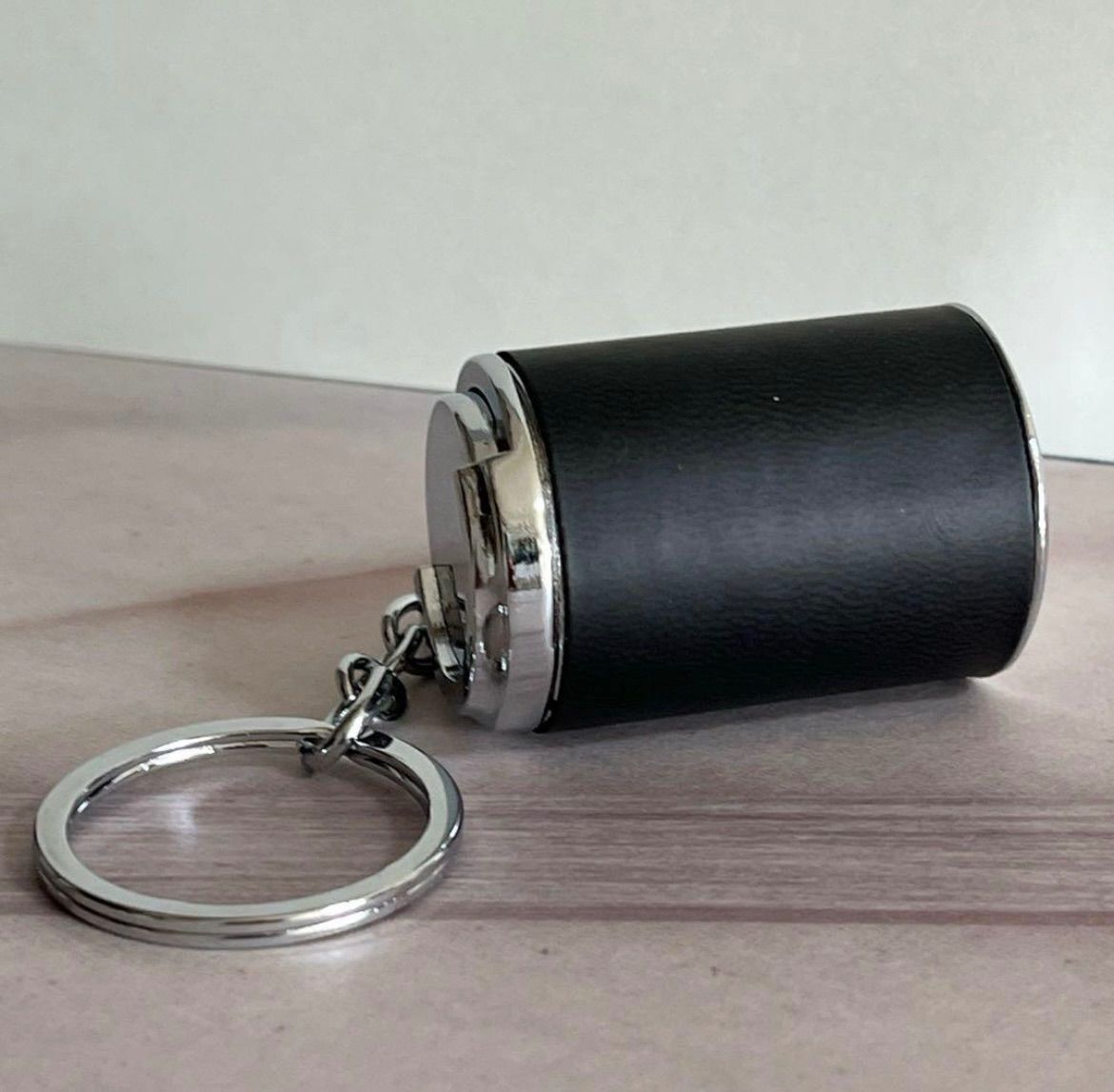 コインホルダー コインケース キーホルダー　コインシリンダー　レトロ　小銭入れ　可愛い　ダーツ　ゲーセン　ギフト　プレゼント　ペアルック　お揃い　 オリジナル　便利　バネ式　黒　無地　新品未使用　送料無料　メンズ　レディース　男女兼用　ユニセックス