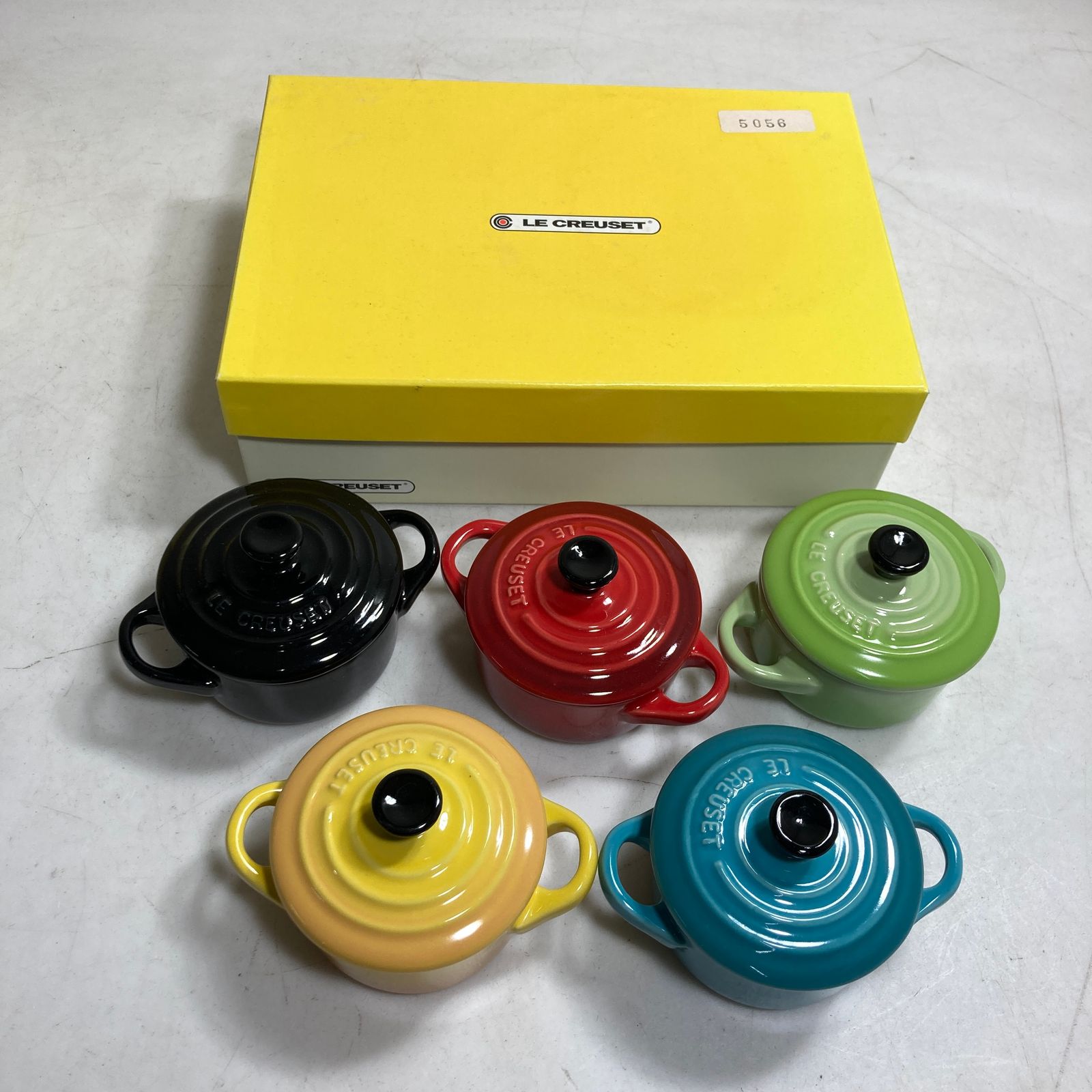 ☆ LE CREUSET ルクルーゼ 箱入り商品 2点まとめ 食器 ミニココットトリオ×1箱、プチココット5色セット×1箱 2.30kg - メルカリ