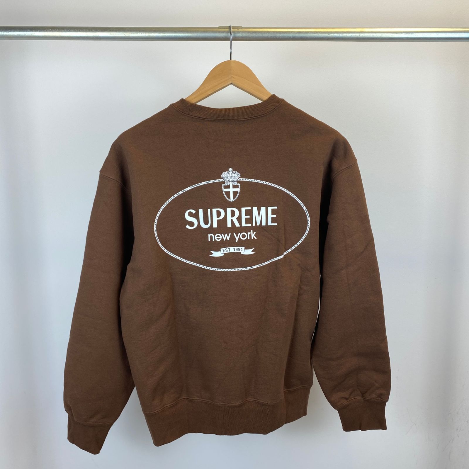 SUPREME crest crewneck メンズ L 茶系【中古】 - メルカリ SUPREME crest crewneck メンズ L 茶系【中古】 - メルカリ
