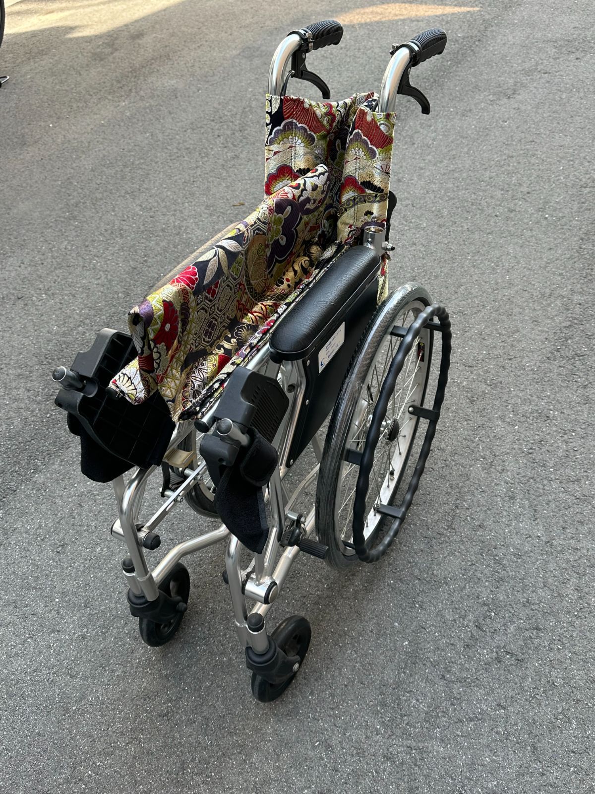 これは、アートです。 西陣織　オリジナル車いす　 自走用車椅子 日進医療器 車いす(自走・アルミ)背折れ NEOー1 1台 24-3071-01