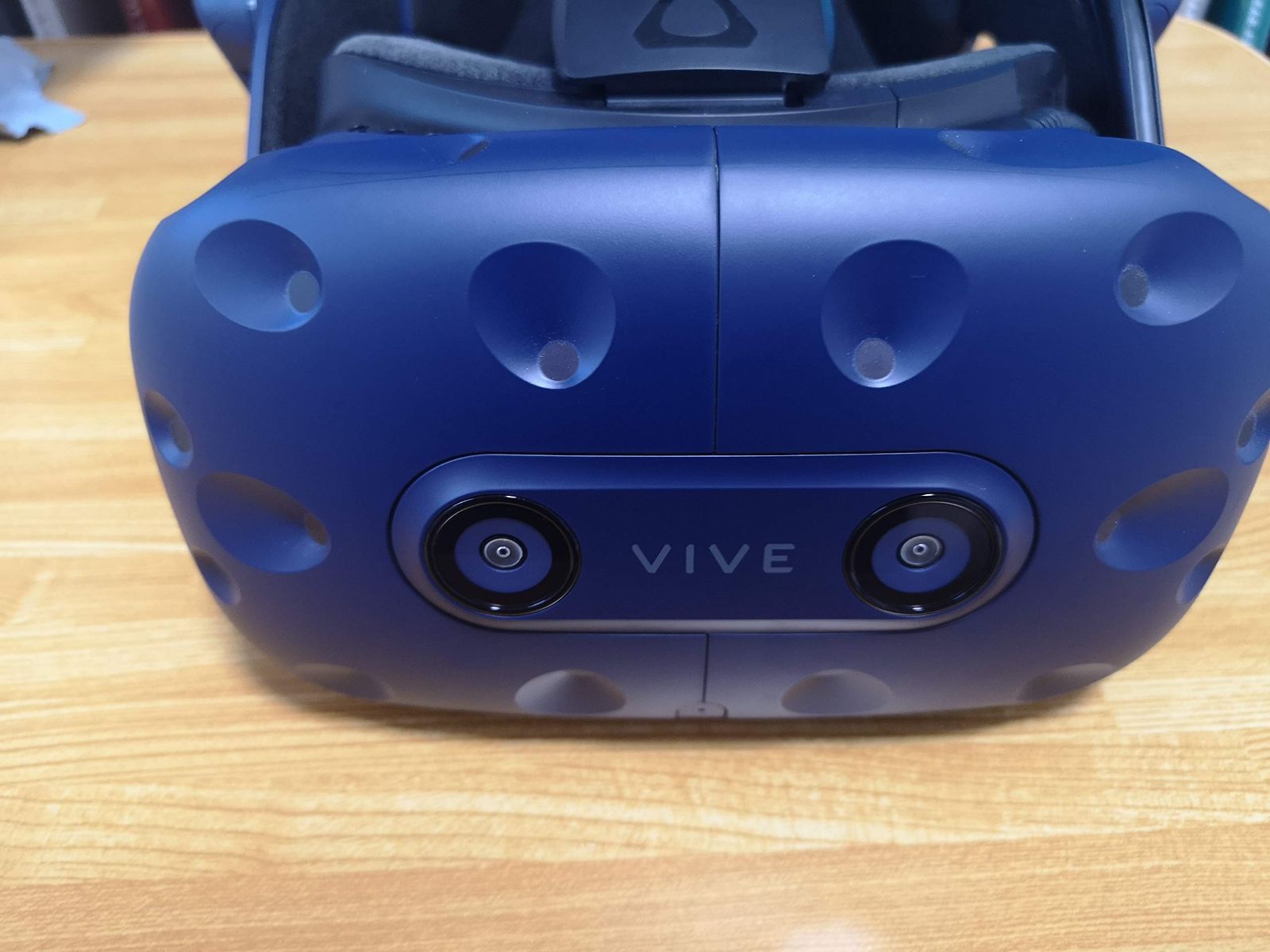 ほぼ新品 HTC VIVE PRO HMD (アップグレードキット) - メルカリ