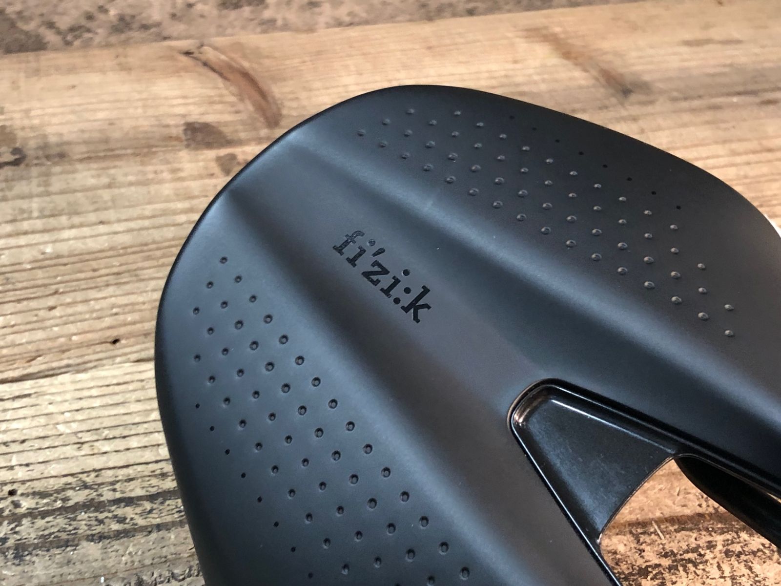 JM707 フィジーク fizik TEMPO ARGO R1 サドル 黒 150mm カーボンレール