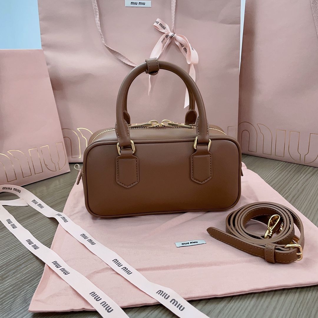 新品未使用です】miumiuショルダーバッグ ミュウミュウ / Miu