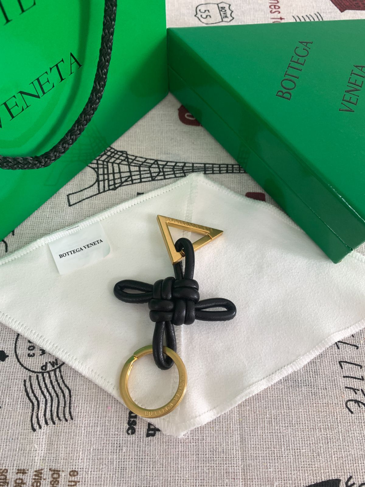 超美品 BOTTEGA VENETA トライアングル キーリング キーホルダー