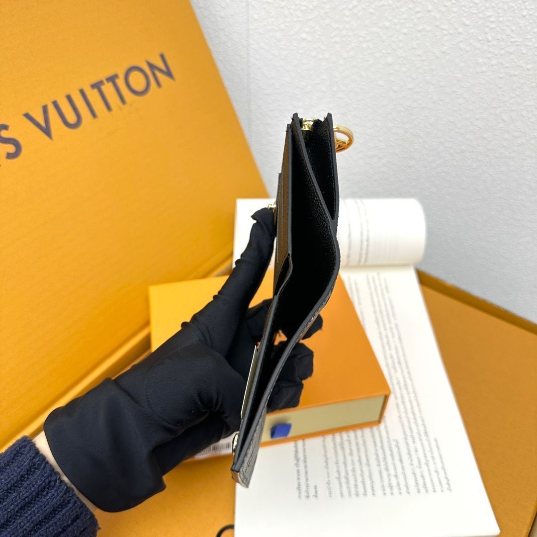 リサ モノグラムエンプレイントレザー