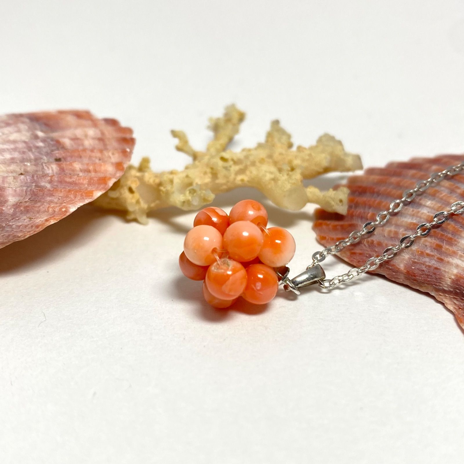 天然珊瑚ビーズネックレス　天然珊瑚彫刻美人ペンダント 天然桃珊瑚ビーズのペンダントネックレス