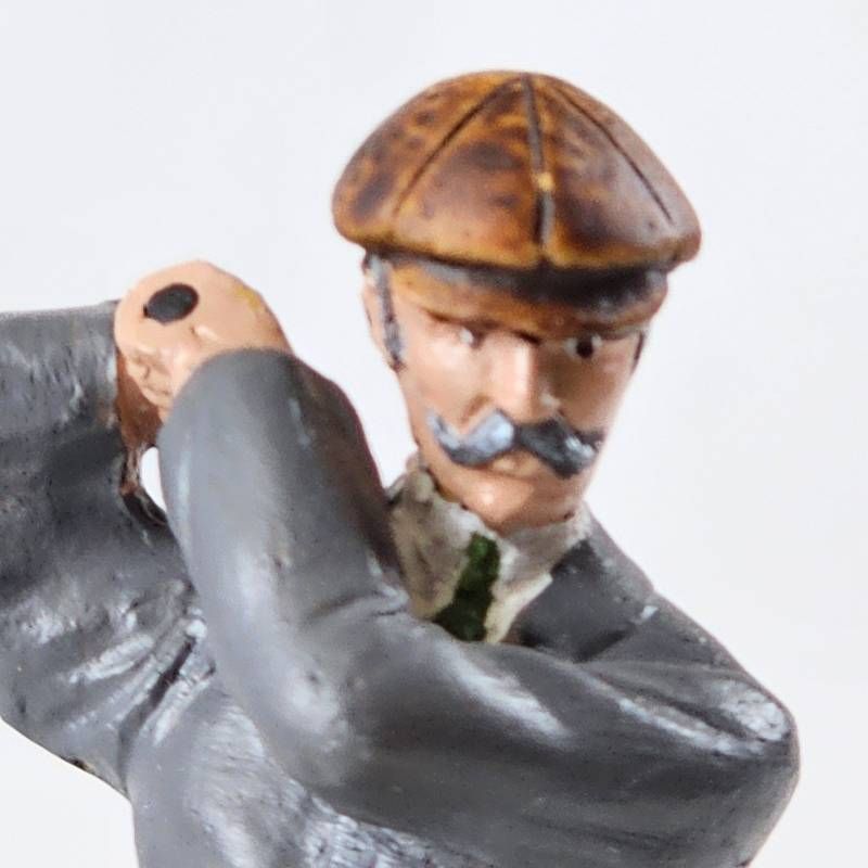 ゴルフをするジェントルマン ガラスドーム付