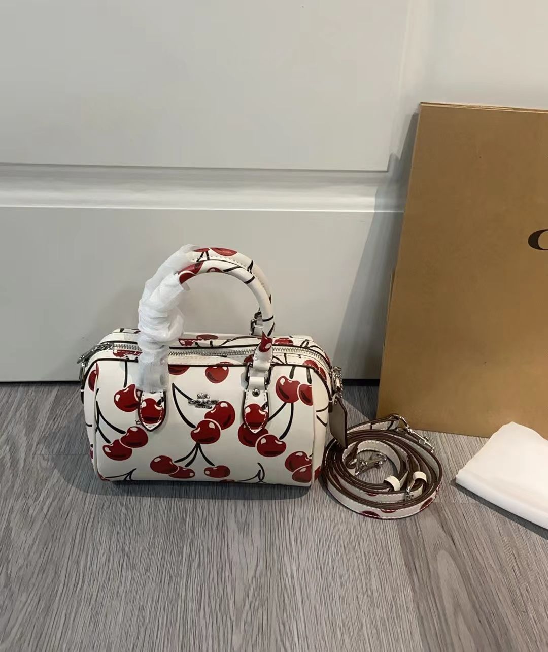 COACH チェリープリント チェリーシリーズのボストンピローバッグハンドバッグ ショルダーバッグ 2WAY バッグ