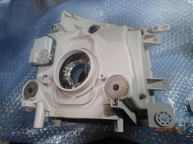 いすゞ エルフ NKR85 左ヘッドライト KOITO 110-21884 エルフ NKR85/NHR85/NJR85 左ヘッドライト/ランプ ハロゲン