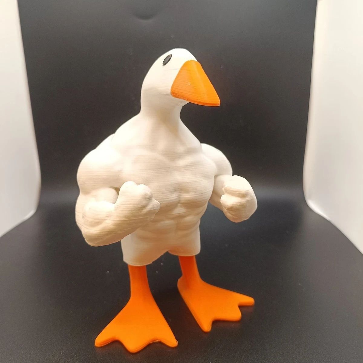 ユニークな筋肉ガチョウのフィギュア - おしゃれなデコレーションアイテム