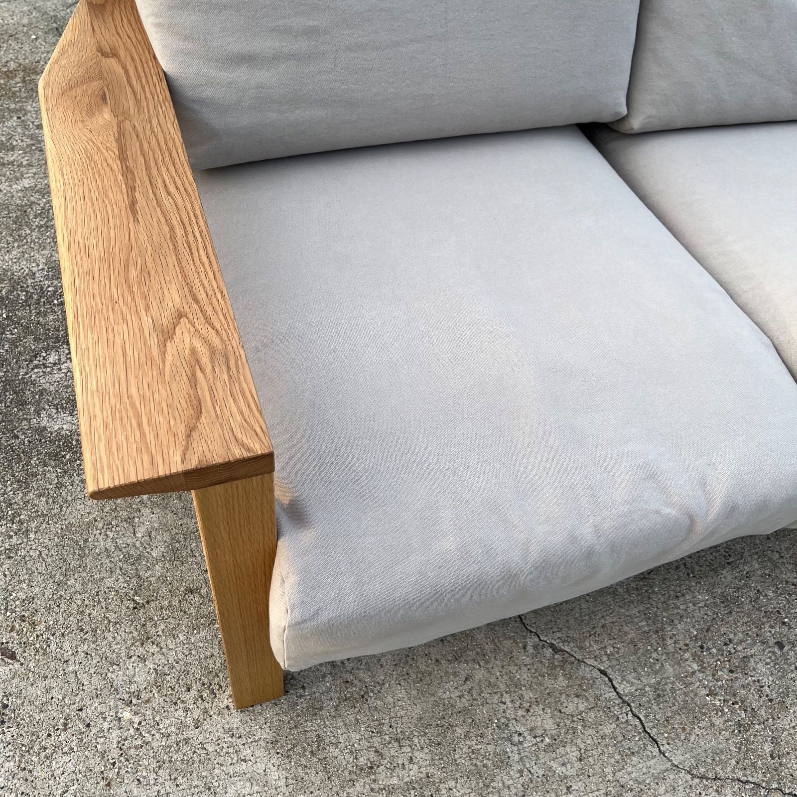 展示品　無印　オーク材　2人掛けソファ　ラブソファ　北欧　モダン　カフェ 人気の無印良品(MUJI)のオーク材 2人掛けソファーです♪板と脚で