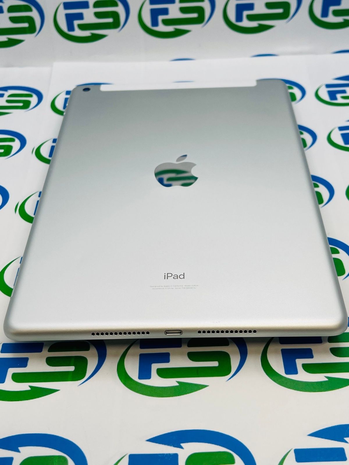 iPad 第9世代 64gb simフリー シルバー 本体 カバー付き iPad Wi-Fi