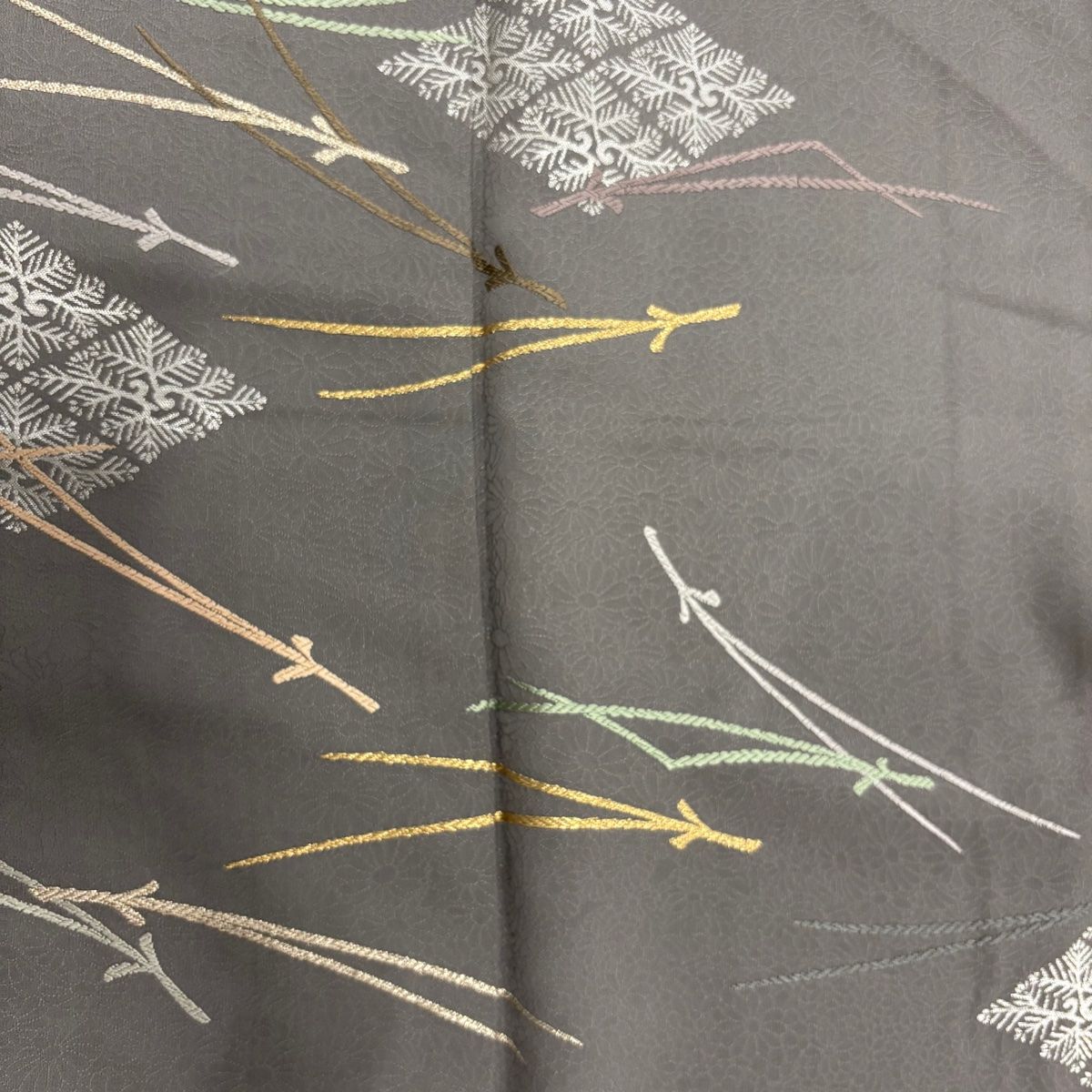 バイセル 着物 名品 付下げ 灰色 一つ紋 ますいわ屋 葉柄 金彩 正絹 袷 身丈163cm 裄丈63cm ☆☆☆☆ 付下げ 身丈160cm 裄丈65cm M 袷 牡丹 草花 金彩 ぼかし 灰色 正絹