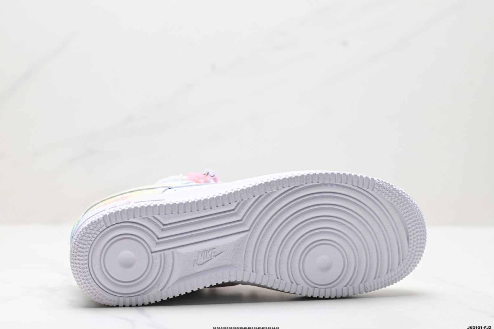 ASICS の新モデルのカップル用渓流ウォーキングシューズ